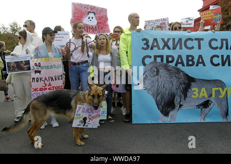 Kiew, Ukraine. 15 Sep, 2019. Tierschützer mit ihren Haustieren an der 'March für Tiere Rechte" in Kiew, Ukraine, der am 15. September 2019. Die Teilnehmer marschierten anspruchsvolle zum Verbot der Verwendung von Tieren in Zirkussen und Delphinarien, Tierversuche, die Betteln und für das Foto Dienstleistungen mit Tieren, die auf Pelztierfarmen verbieten. Tausende Aktivistinnen marschierten auf die Ukrainische Paliament mit einer Forderung, die Rechte der Tiere zu schützen. Credit: Serg Glovny/ZUMA Draht/Alamy leben Nachrichten Stockfoto