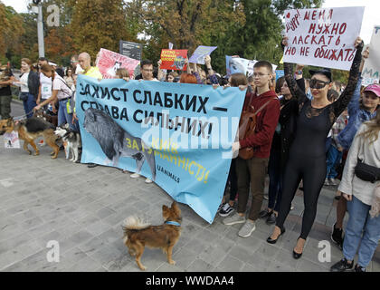 Kiew, Ukraine. 15 Sep, 2019. Tierschützer mit ihren Haustieren an der 'March für Tiere Rechte" in Kiew, Ukraine, der am 15. September 2019. Die Teilnehmer marschierten anspruchsvolle zum Verbot der Verwendung von Tieren in Zirkussen und Delphinarien, Tierversuche, die Betteln und für das Foto Dienstleistungen mit Tieren, die auf Pelztierfarmen verbieten. Tausende Aktivistinnen marschierten auf die Ukrainische Paliament mit einer Forderung, die Rechte der Tiere zu schützen. Credit: Serg Glovny/ZUMA Draht/Alamy leben Nachrichten Stockfoto