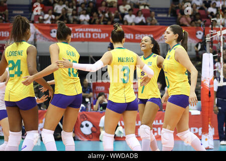 Hamamatsu, Japan. 15 Sep, 2019. Spieler Brasiliens feiern gewinnen ein Punkt während der Round-robin-Match zwischen Argentinien und Brasilien im Jahr 2019 Die FIVB Frauen-WM in Hamamatsu, Japan, Sept. 15, 2019. Credit: Du Xiaoyi/Xinhua/Alamy leben Nachrichten Stockfoto