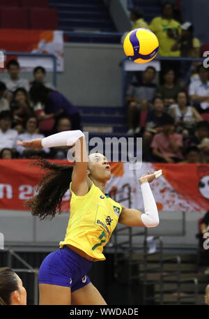 Hamamatsu, Japan. 15 Sep, 2019. Amanda Francisco von Brasilien Spikes die Kugel während der Round-robin-Match zwischen Argentinien und Brasilien im Jahr 2019 Die FIVB Frauen-WM in Hamamatsu, Japan, Sept. 15, 2019. Credit: Du Xiaoyi/Xinhua/Alamy leben Nachrichten Stockfoto