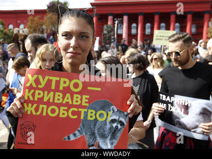 Kiew, Ukraine. 15 Sep, 2019. Tierschützer halten Plakate während der 'March für Tiere Rechte" in Kiew, Ukraine, der am 15. September 2019. Die Teilnehmer marschierten anspruchsvolle zum Verbot der Verwendung von Tieren in Zirkussen und Delphinarien, Tierversuche, die Betteln und für das Foto Dienstleistungen mit Tieren, die auf Pelztierfarmen verbieten. Tausende Aktivistinnen marschierten auf die Ukrainische Paliament mit einer Forderung, die Rechte der Tiere zu schützen. Credit: Serg Glovny/ZUMA Draht/Alamy leben Nachrichten Stockfoto