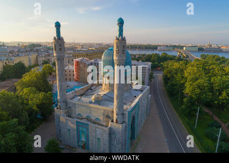 Blick auf die Minarette und die Kuppel der Kathedrale Moschee auf einem Juli morgen (Aufnahmen aus quadrocopter). St. Petersburg, Russland Stockfoto