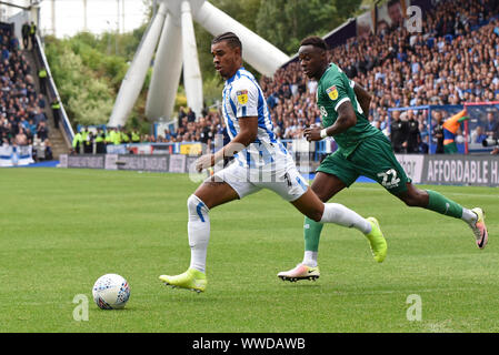 Huddersfield, Großbritannien. 15 Sep, 2019. EFL: Huddersfield Town Football Club gegen Sheffield Mittwoch; Juninho Bacuna von Huddersfield Town Moses outruns Odubajo von Sheffield Mittwoch in die Box - Streng redaktionelle Verwendung. Keine Verwendung mit nicht autorisierten Audio-, Video-, Daten-, Spielpläne, Verein/liga Logos oder "live" Dienstleistungen. On-line-in-Match mit 120 Bildern beschränkt, kein Video-Emulation. Keine Verwendung in Wetten, Spiele oder einzelne Verein/Liga/player Publikationen Quelle: Aktion Plus Sport Bilder/Alamy leben Nachrichten Stockfoto