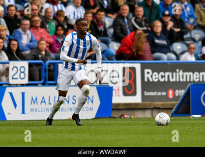 Huddersfield, Großbritannien. 15 Sep, 2019. EFL: Huddersfield Town Football Club gegen Sheffield Wednesday, Adama Diakhaby von Huddersfield Town sieht für ein Pass - Streng redaktionelle Verwendung. Keine Verwendung mit nicht autorisierten Audio-, Video-, Daten-, Spielpläne, Verein/liga Logos oder "live" Dienstleistungen. On-line-in-Match mit 120 Bildern beschränkt, kein Video-Emulation. Keine Verwendung in Wetten, Spiele oder einzelne Verein/Liga/player Publikationen Quelle: Aktion Plus Sport Bilder/Alamy leben Nachrichten Stockfoto