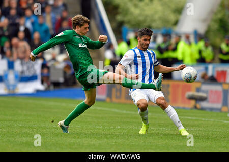 Huddersfield, Großbritannien. 15 Sep, 2019. EFL: Huddersfield Town Football Club gegen Sheffield Mittwoch; Christopher Schindler von Huddersfield Town löscht den Ball nur unter Druck von Adam Erreichen von Sheffield Mittwoch - Streng redaktionelle Verwendung. Keine Verwendung mit nicht autorisierten Audio-, Video-, Daten-, Spielpläne, Verein/liga Logos oder "live" Dienstleistungen. On-line-in-Match mit 120 Bildern beschränkt, kein Video-Emulation. Keine Verwendung in Wetten, Spiele oder einzelne Verein/Liga/player Publikationen Quelle: Aktion Plus Sport Bilder/Alamy leben Nachrichten Stockfoto