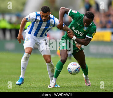 Huddersfield, Großbritannien. 15 Sep, 2019. EFL: Huddersfield Town Football Club gegen Sheffield Mittwoch; Mose Odubajo von Sheffield Mittwoch packt den Arm der Karlan Gewährung von Huddersfield Town, wie er versucht, den Ball zu Herausforderung - streng Redaktionelle Verwendung nur. Keine Verwendung mit nicht autorisierten Audio-, Video-, Daten-, Spielpläne, Verein/liga Logos oder "live" Dienstleistungen. On-line-in-Match mit 120 Bildern beschränkt, kein Video-Emulation. Keine Verwendung in Wetten, Spiele oder einzelne Verein/Liga/player Publikationen Quelle: Aktion Plus Sport Bilder/Alamy leben Nachrichten Stockfoto