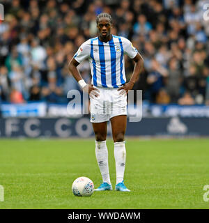 Huddersfield, Großbritannien. 15 Sep, 2019. EFL: Huddersfield Town Football Club gegen Sheffield Mittwoch; Terence Kongolo von Huddersfield Town bereitet einen Freistoß zu streng Redaktionelle Verwendung nur nehmen. Keine Verwendung mit nicht autorisierten Audio-, Video-, Daten-, Spielpläne, Verein/liga Logos oder "live" Dienstleistungen. On-line-in-Match mit 120 Bildern beschränkt, kein Video-Emulation. Keine Verwendung in Wetten, Spiele oder einzelne Verein/Liga/player Publikationen Quelle: Aktion Plus Sport Bilder/Alamy leben Nachrichten Stockfoto