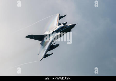 Ein Panavia Tornado GR4 Mehrrollenflugzeug der Royal Air Force (RAF) führt eine Kunstflugvorstellung durch. Stockfoto