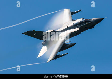 Ein Panavia Tornado GR4 Mehrrollenflugzeug der Royal Air Force (RAF) führt eine Kunstflugvorstellung durch. Stockfoto