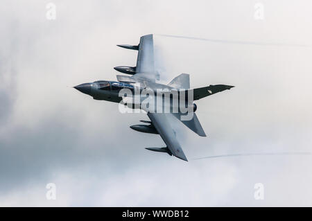 Ein Panavia Tornado GR4 Mehrrollenflugzeug der Royal Air Force (RAF) führt eine Kunstflugvorstellung durch. Stockfoto