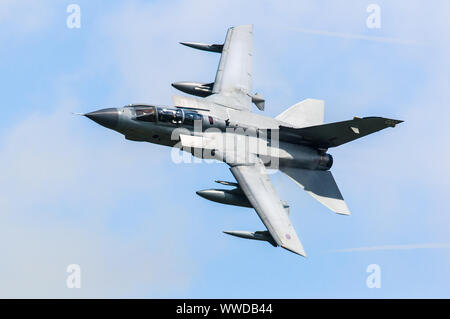 Ein Panavia Tornado GR4 Mehrrollenflugzeug der Royal Air Force (RAF) führt eine Kunstflugvorstellung durch.
