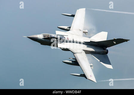 Ein Panavia Tornado GR4 Mehrrollenflugzeug der Royal Air Force (RAF) führt eine Kunstflugvorstellung durch. Stockfoto