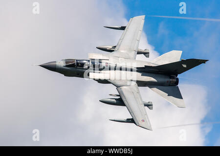 Ein Panavia Tornado GR4 Mehrrollenflugzeug der Royal Air Force (RAF) führt eine Kunstflugvorstellung durch. Stockfoto