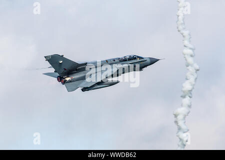 Ein Panavia Tornado GR4 Mehrrollenflugzeug der Royal Air Force (RAF) führt eine Kunstflugvorstellung durch. Stockfoto