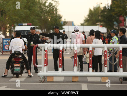 Peking, China. 15 Sep, 2019. Die chinesische Polizei blockieren den Zugriff auf einen wichtigen kommerziellen Einkaufsviertel in Peking am Sonntag, dem 15. September 2019. Die Hauptstadt ist auf lockdown als Vorbereitung für die 1. Oktober 70. Jahrestag der VR China, die eine massive militärische Parade Feature wird gemacht werden. Quelle: UPI/Alamy leben Nachrichten Stockfoto