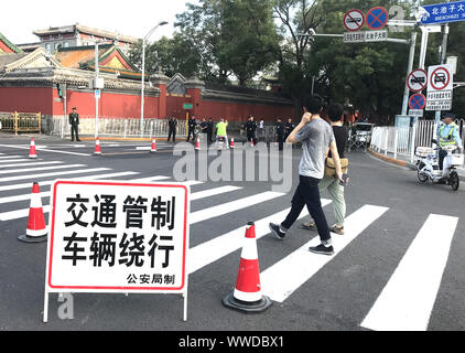 Peking, China. 15 Sep, 2019. Die chinesische Polizei blockieren den Zugriff auf einen wichtigen kommerziellen Einkaufsgegend in der Nähe der Platz des Himmlischen Friedens in Peking am Sonntag, dem 15. September 2019. Die Hauptstadt ist auf lockdown als Vorbereitung für die 1. Oktober 70. Jahrestag der VR China, die eine massive militärische Parade Feature wird gemacht werden. Quelle: UPI/Alamy leben Nachrichten Stockfoto