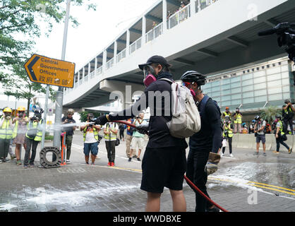 Hongkong, China. 15 Sep, 2019. Die randalierer greifen die Hong Kong Special Administrative Region (HKSAR) Regierung Büros in Hong Kong, South China, Sept. 15, 2019. Randalierer setzten Brände in Zentral- und Admiralität, warf Benzin Bomben auf die Regierung der SAR Hongkong Büros und Vandalismus Mass Transit Railway (MTR) Stationen Sonntag. Quelle: Xinhua/Alamy leben Nachrichten Stockfoto