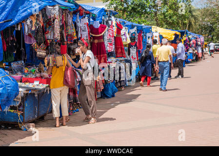 Vainguinim Beach, Goa/Indien - 6. Oktober 2018: lokale Anbieter Stände und Ruhezonen im Dona Paula Beach in Goa, Indien Stockfoto