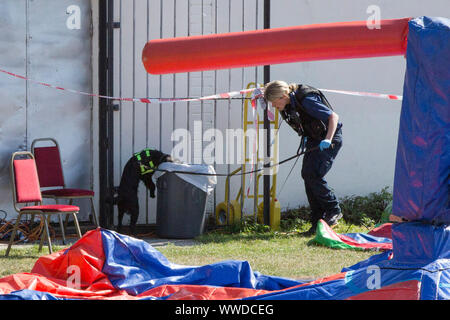 Polizei Suche in Jubilee Park, Edmonton, nach der tödlichen Erstechen eines 29 Jahre alten Mannes. Geburtstag Gäste auf einer Party in der Nähe von alten Edmontonians FC Klubhaus, setzte sich auf die mutmaßliche Angreifer bis Polizei nach dem Angriff in Nord London ankam, ein Zeuge behauptet hat. Stockfoto