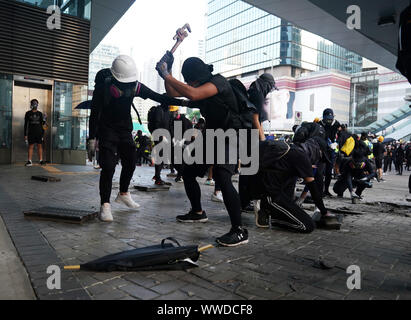 Hongkong, China. 15 Sep, 2019. Die randalierer der Straße im Bereich der Admiralty Hong Kong, South China, Sept. 15, 2019. Randalierer setzten Brände in Zentral- und Admiralität, warf benzinbomben an der Hong Kong Special Administrative Region (HKSAR) Ämter und zerstörte Mass Transit Railway (MTR) Stationen Sonntag. Quelle: Xinhua/Alamy leben Nachrichten Stockfoto