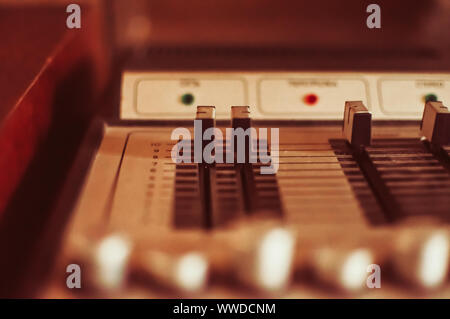 Close-up Mischpult für DJ-Player, Tontechnik, sound control panel für Vinyl Player im Retro-stil für Stereo-sound, Vintage getönt, selektiven Fokus. Stockfoto