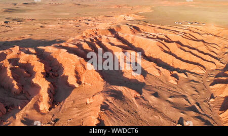 Luftaufnahme der Bayanzag, Flaming Cliffs, Wüste Gobi, Mongolei Stockfoto