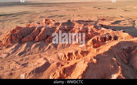 Luftaufnahme der Bayanzag, Flaming Cliffs, Wüste Gobi, Mongolei Stockfoto