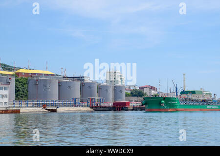 Noworossijsk, Russland - 20. Mai 2018: Heizöl station für Schiffe im Hafen. Die Tanks mit Heizöl. Stockfoto