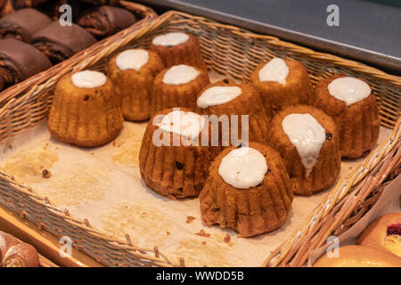 Rum Baba, Süßware im Store. Stockfoto