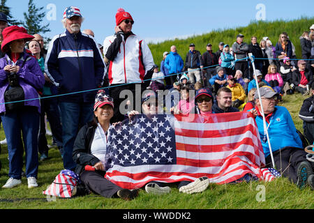 Auchterarder, Schottland, Großbritannien. 15. September 2019. Sonntag singles Gleiche am abschließenden Tag an 2019 Solheim Cup am hundertjährigen Kurs in Gleneagles. Abgebildet; Team USA Fans neben der Fahrrinne. Iain Masterton/Alamy leben Nachrichten Stockfoto