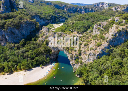 Luftaufnahme von Narural arch in Vallon Pont D'Arc, Ardèche Schlucht in Frankreich Stockfoto