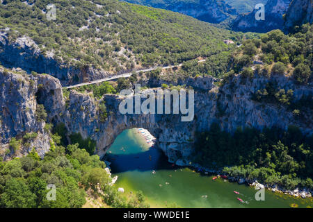 Luftaufnahme von Narural arch in Vallon Pont D'Arc, Ardèche Schlucht in Frankreich Stockfoto