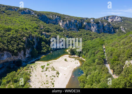 Luftaufnahme von Narural arch in Vallon Pont D'Arc, Ardèche Schlucht in Frankreich Stockfoto