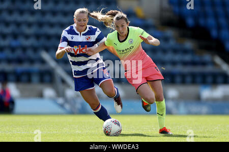 Von Manchester City Caroline Weir in Aktion mit der Lesung Jade Moore während des Super das Barclays FA Women's League Match am Adams Park, Wycombe. Stockfoto