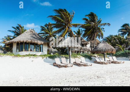 Tulum, Yucatan, Riviera Maya. Beach Houses und Palmen an der Küste des Karibischen Meeres in Tulum, Mexiko. Stockfoto