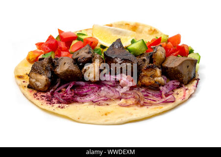 Leber Kebab auf lavash mit roten Zwiebeln, Tomaten und Gurke auf weißem Hintergrund Stockfoto