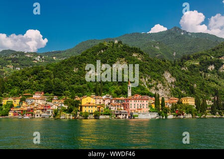 Bunte Varenna Stadt vom Comer See gesehen, Region Lombardei in Italien Stockfoto