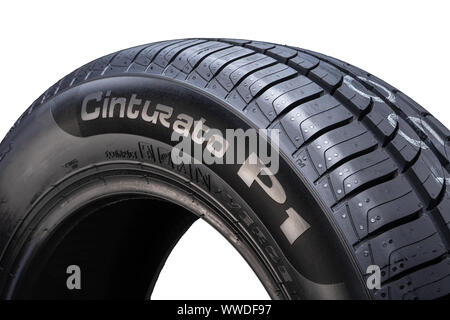 Krasnojarsk, Russland, 2 September: neue Sommerreifen Pirelli Cinturato P1 Seitenwand. auf einem weißen Hintergrund schließen isoliert. Stockfoto