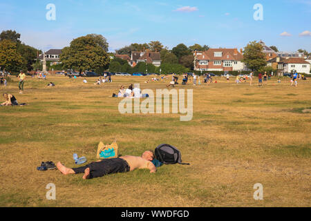 London, Großbritannien. 15. September 2019. Ein Mann, Sonnenbaden am Nachmittag Sonnenschein auf Wimbledon Common an einem warmen sonnigen Tag in London Credit: Amer ghazzal/Alamy leben Nachrichten Stockfoto