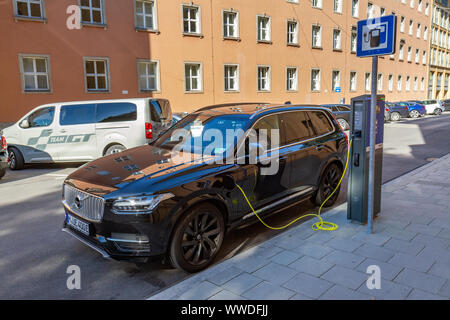 Auto auf kostenfrei in der SWM-Straße Seite Ladestation im Zentrum von München, Bayern, Deutschland. Stockfoto