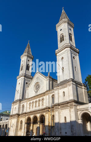 Die Twin Towers der Ludwigskirche (Die katholische Pfarr- und Universitätskirche St. Louis), ein neo-romanischen Kirche in München, Bayern, Deutschland. Stockfoto
