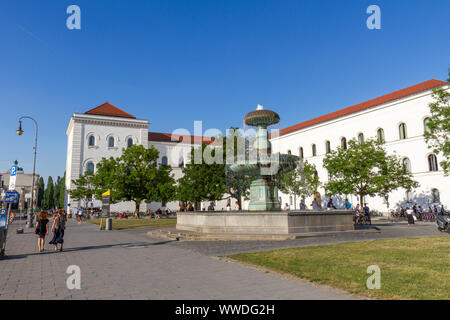 Der östlicher Schalenbrunnen vor dem Gesetz Bibliotheken der Ludwig-Maximilians-Universität München, München, Bayern, Deutschland. Stockfoto