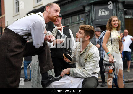 Akteure neu Szenen auf den Straßen des Digbeth während der Spitzer Scheuklappen Festival, in Birmingham. Stockfoto