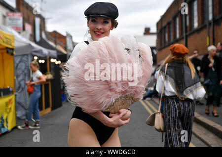 Akteure neu Szenen auf den Straßen des Digbeth während der Spitzer Scheuklappen Festival, in Birmingham. Stockfoto