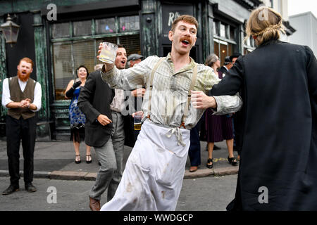 Akteure neu Szenen auf den Straßen des Digbeth während der Spitzer Scheuklappen Festival, in Birmingham. Stockfoto