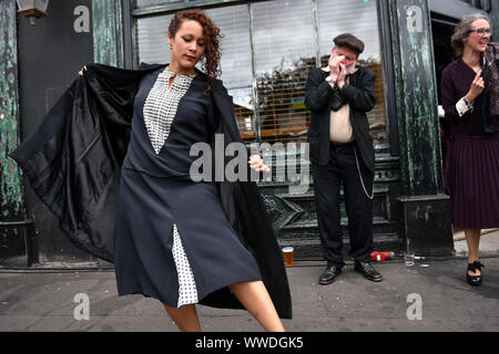 Akteure neu Szenen auf den Straßen des Digbeth während der Spitzer Scheuklappen Festival, in Birmingham. PA-Foto. Bild Datum: Sonntag, September 15, 2019. Photo Credit: Jacob König/PA-Kabel Stockfoto