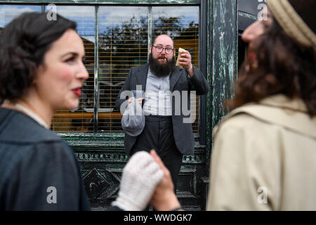 Akteure neu Szenen auf den Straßen des Digbeth während der Spitzer Scheuklappen Festival, in Birmingham. PA-Foto. Bild Datum: Sonntag, September 15, 2019. Photo Credit: Jacob König/PA-Kabel Stockfoto