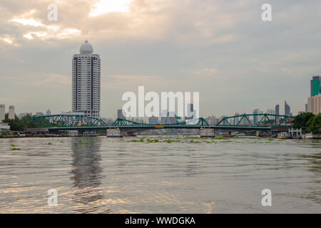 Bangkok, Thailand Phra Phuttha Yodfa bridge Skyline des Geschäftsviertels am Morgen mal am Chao Phraya River Stockfoto