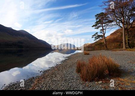 Ein Blick hinunter auf der Suche Buttermere mit einem Kieselstrand und ein blauer Himmel an einem Frühlingstag. Nationalpark Lake District, Cumbria, England, Vereinigtes Königreich. Stockfoto