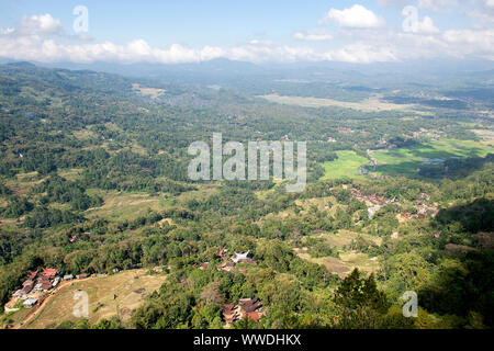 Traditionelle Alang Reis Scheune, Rantepao, Tana Toraja, South Sulawesi, Indonesien. Alang Häuser haben eine Unterscheidung Boot - geprägt. Stockfoto